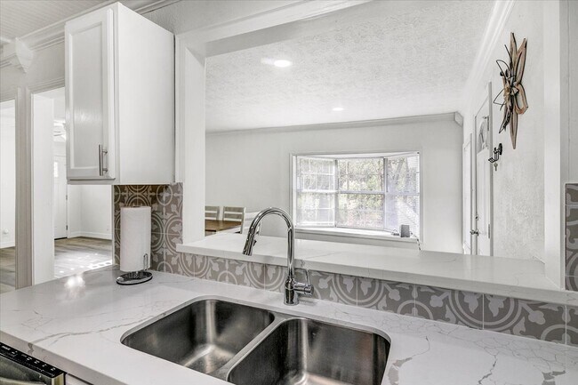 Building Photo - 185 Weiss Bluff Rd