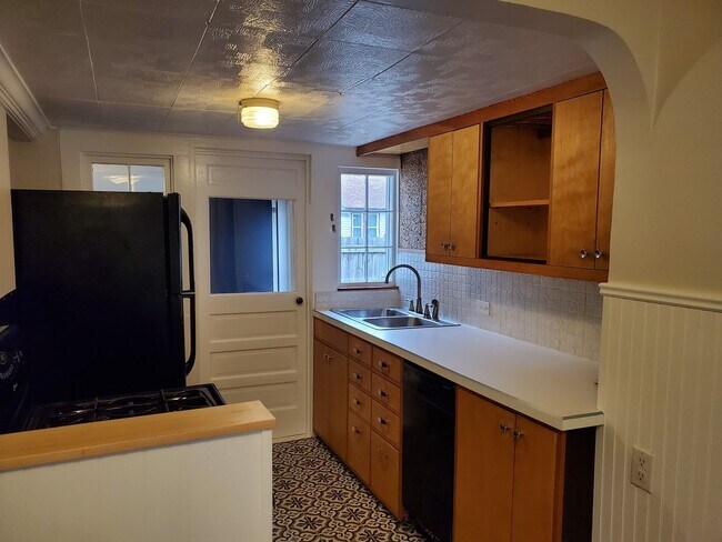 Building Photo - Adorable 2 bedroom with a bonus room!