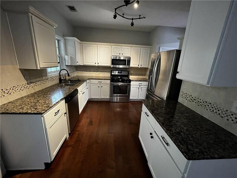 Building Photo - 2258 St Albans Pl