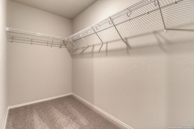 Building Photo - A charming 4 beds and 2.5 bath is now ready!
