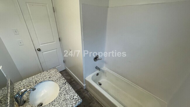 Building Photo - Spacious 4 BD | 2 BA with Backyard - Glads...