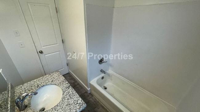 Building Photo - Spacious 4 BD | 2 BA with Backyard - Gladstone