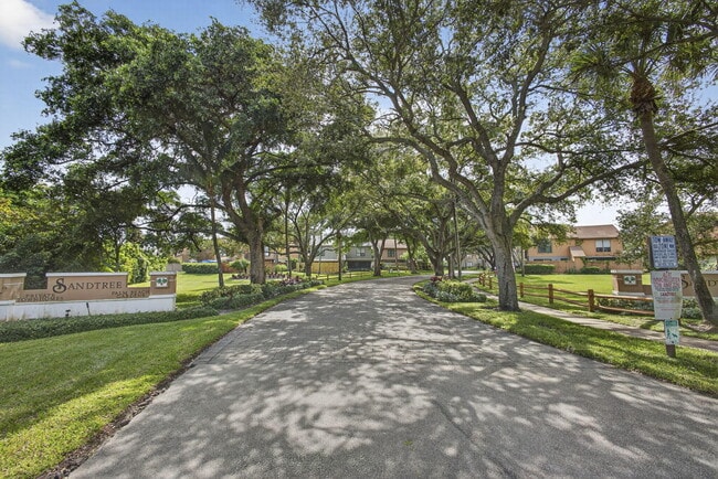 Building Photo - 323 Sandtree Dr