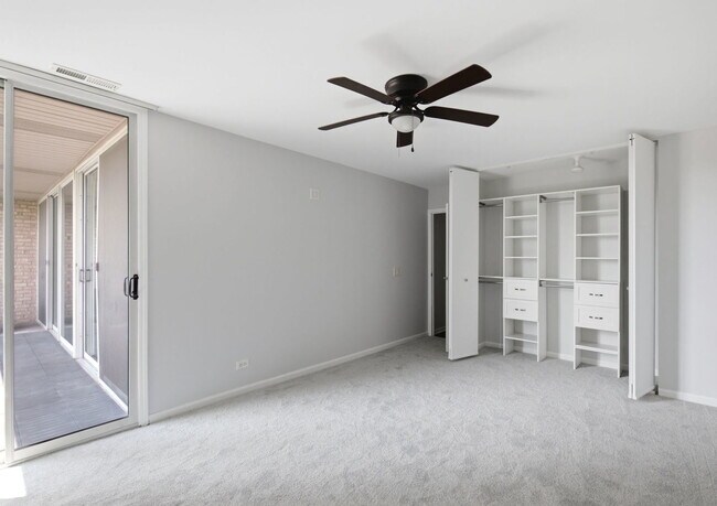 Building Photo - 5950 Oakwood Dr