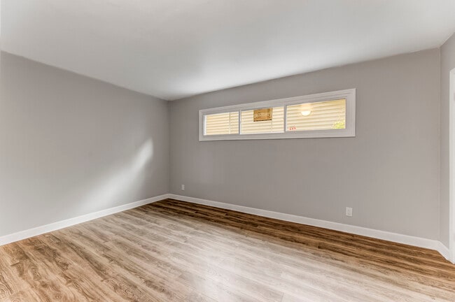 Building Photo - 405 S Maple Ave