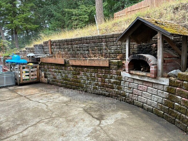 Building Photo - 2349 NW Hummingbird Dr