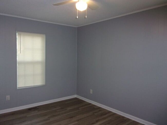 Building Photo - 3 Bedroom 1 Bath Home Recently Updated