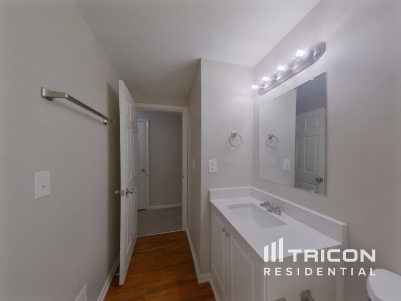 Building Photo - 2305 Valleyview Dr