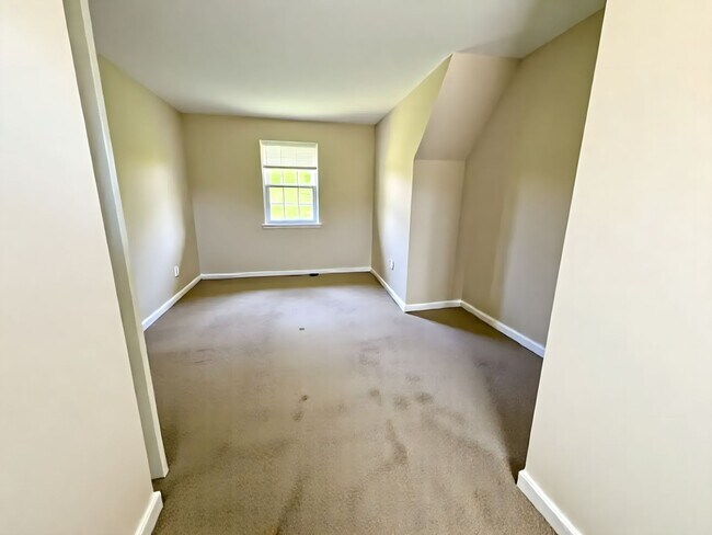 Building Photo - 3 Bedroom 1.5 Bathroom Available in Elizab...