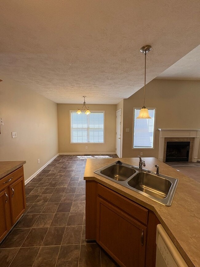 Building Photo - Nice home awaiting you to call home today- close to shopping and dining