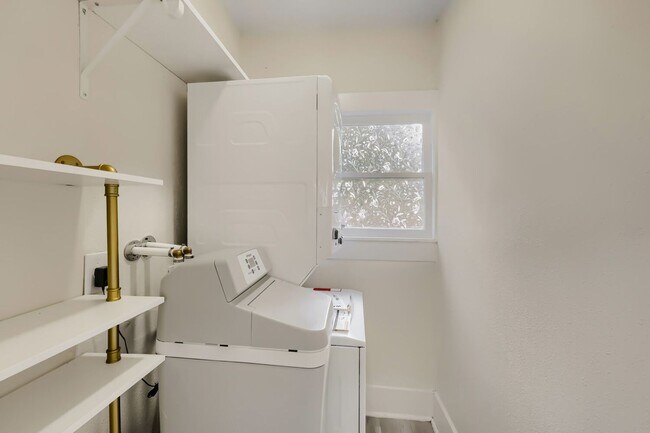 Building Photo - Beautifully Remodeled Dignowity Hills Home | Minutes to The Pearl, Downtown & Parks!