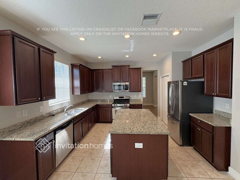 Building Photo - 16009 Loneoak View Dr