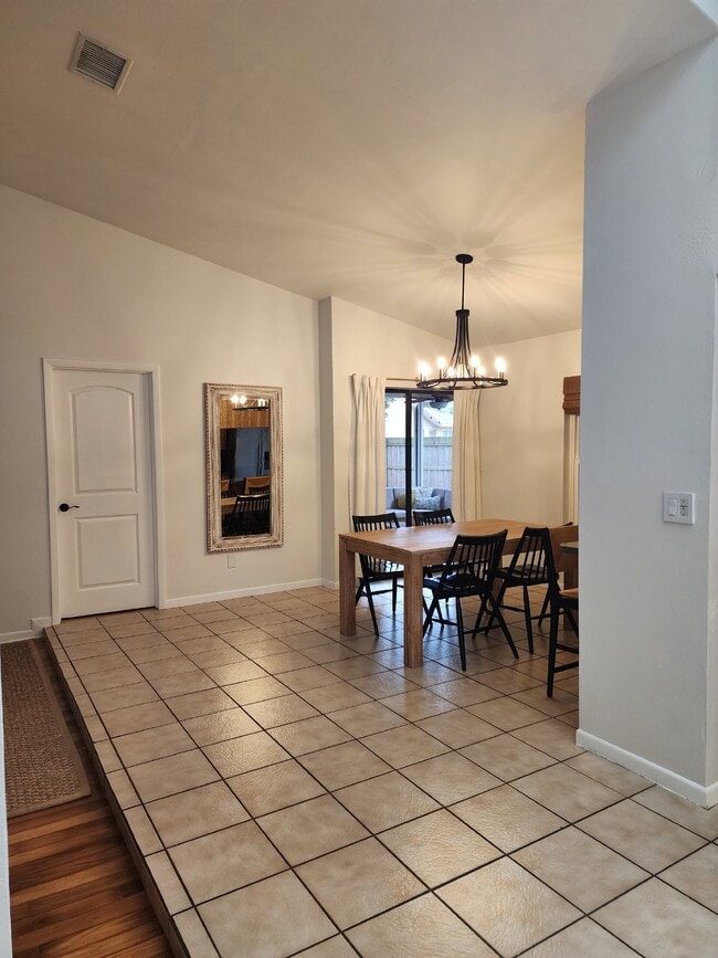 Building Photo - Pool home in Historic Tarpon Springs