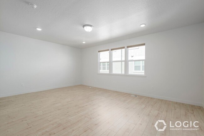 Building Photo - Beautiful Townhome in Herriman UT