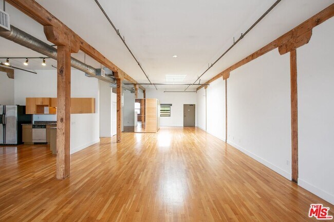 Building Photo - 215 S Santa Fe Ave