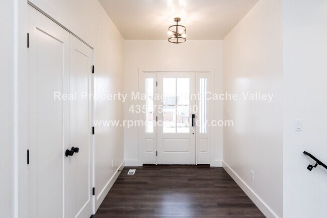 Building Photo - Gorgeous 3 br 2 bath home in Hyde Park! Ha...