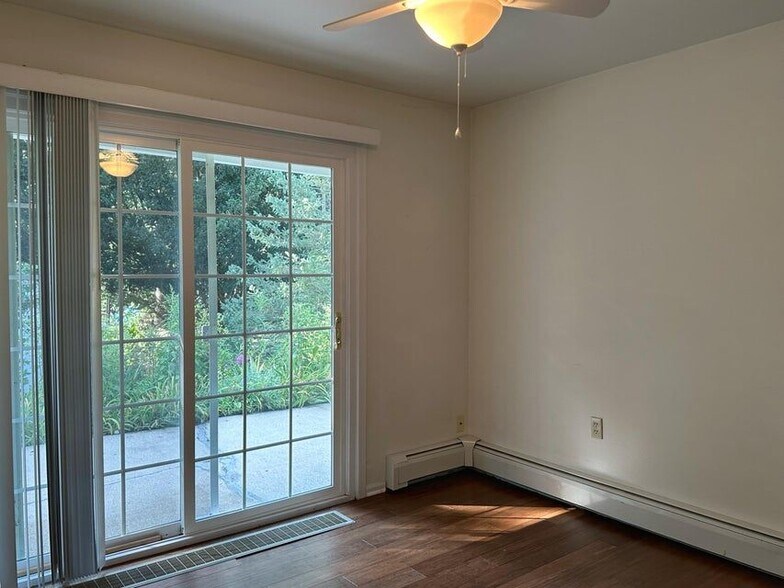 Building Photo - 856 Brickley Dr