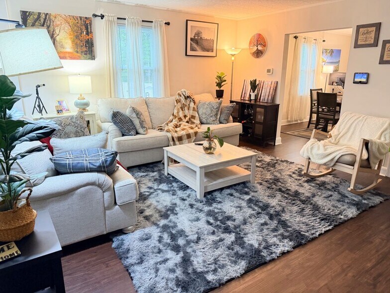 Building Photo - 148 Riverthorn Rd