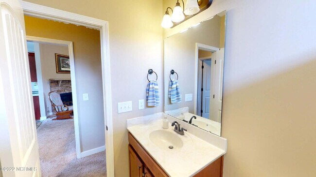 Building Photo - CHARMING ROSEWOOD HOME! 3 BR 2 BA w/ FENCED-IN BACKYARD