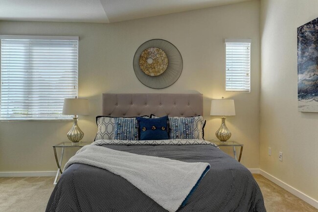 Building Photo - Exceptional End-Unit Townhome in Sterling ...