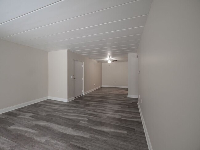 Building Photo - 700 Lee Dr