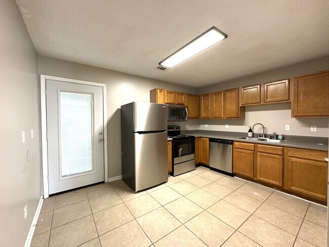 Building Photo - 5 Bedroom, 3 Bath Home Priced to Rent!