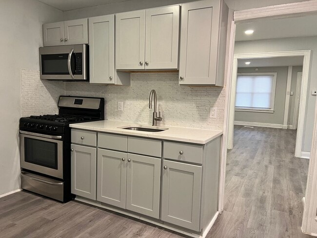 Building Photo - Refreshed 3BR/1BA Cozy Home with Porch & Fenced Yard!