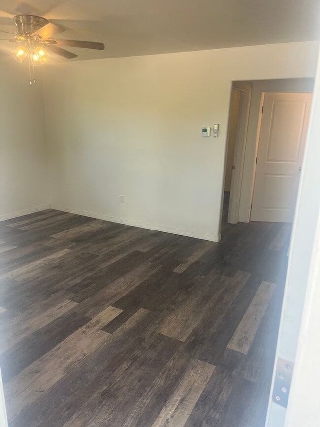 Building Photo - Cozy remodeled 2 Bedroom 1 Bathroom Cottag...