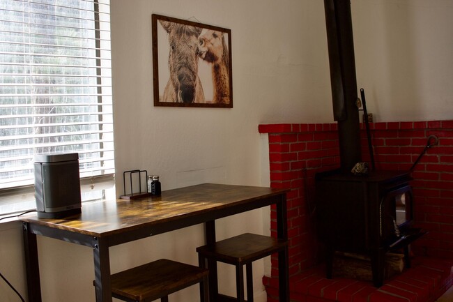 Building Photo - Charming 2 Bedroom, 1 Bath Private Single-...