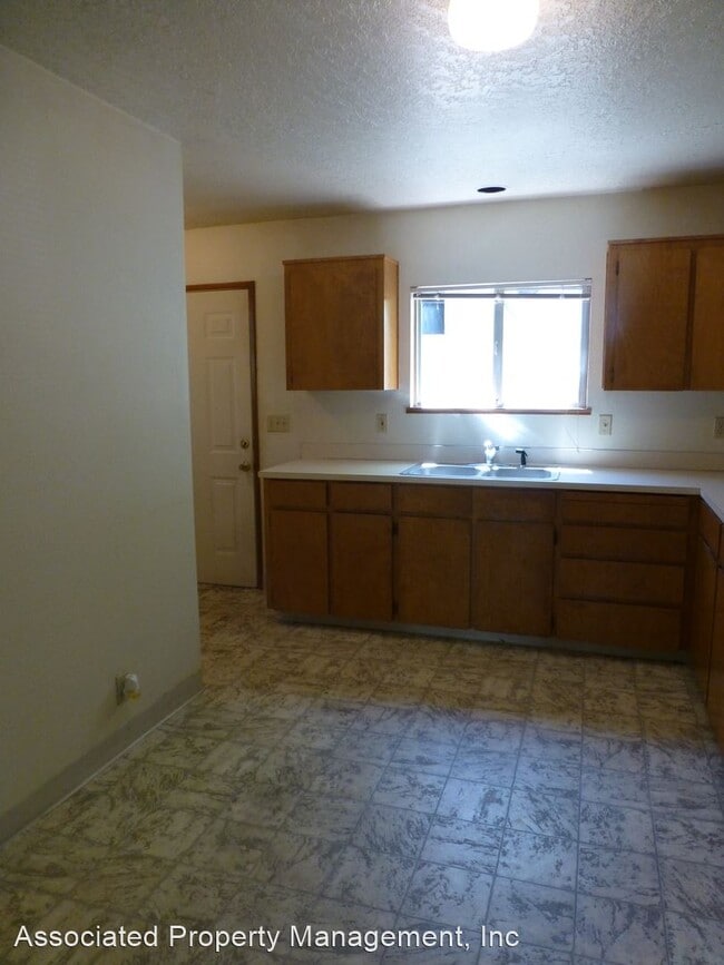 Building Photo - 2 br, 1 bath House - 2402 16th. Ave.