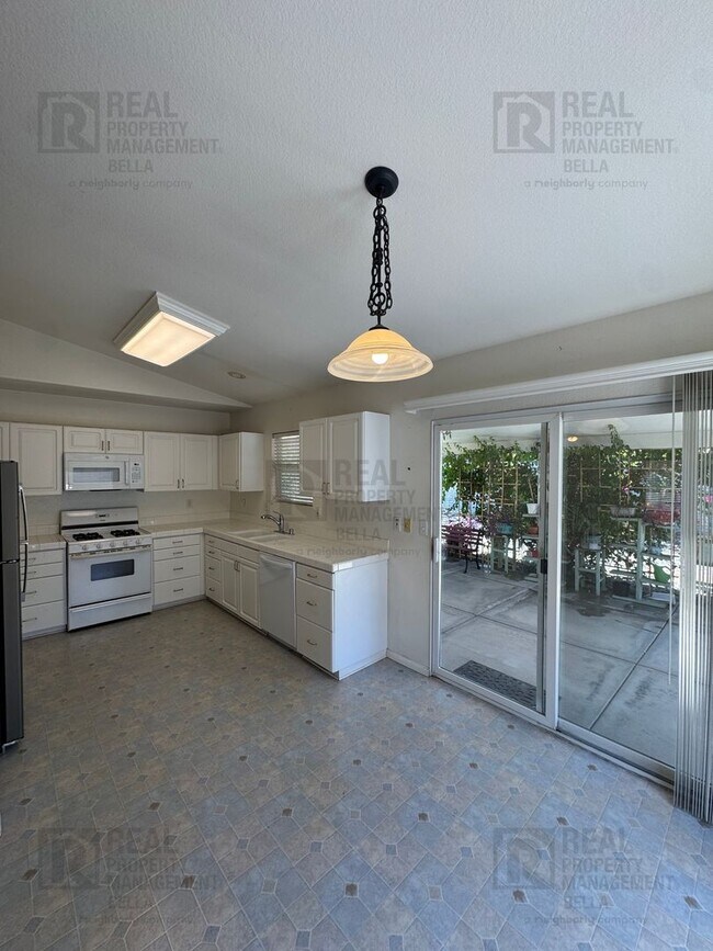 Building Photo - Charming 3 Bedroom, 2 Bathroom Home in Hemet