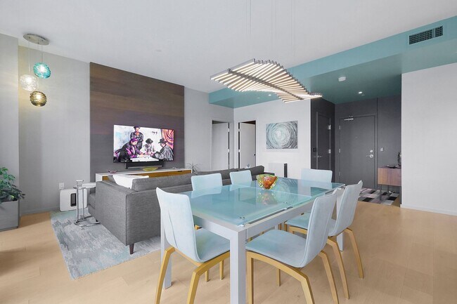 Building Photo - First Month's Rent FREE! Stunning East facing Pearl District condo located in The Vista Condomini...