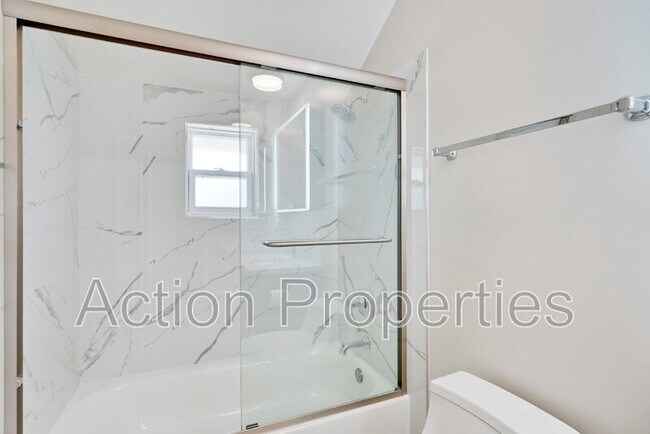 Building Photo - 3806 Century Dr