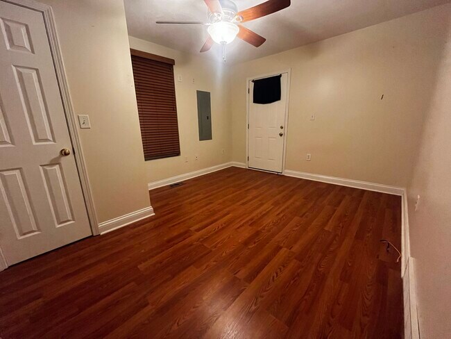 Building Photo - Smith Street