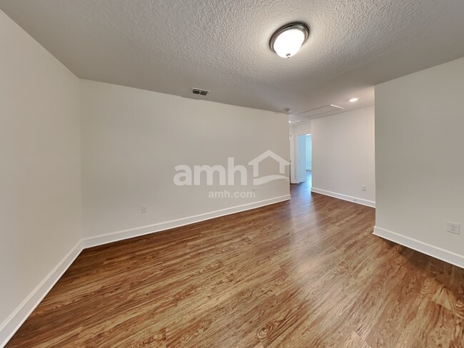 Building Photo - 926 Walden Woods Dr
