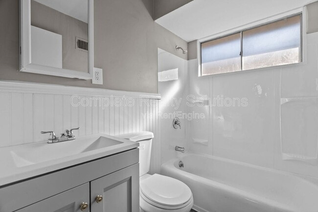 Building Photo - 1216 Lakeview Ave