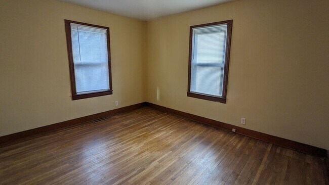 Building Photo - Cozy 2 Bedroom House!
