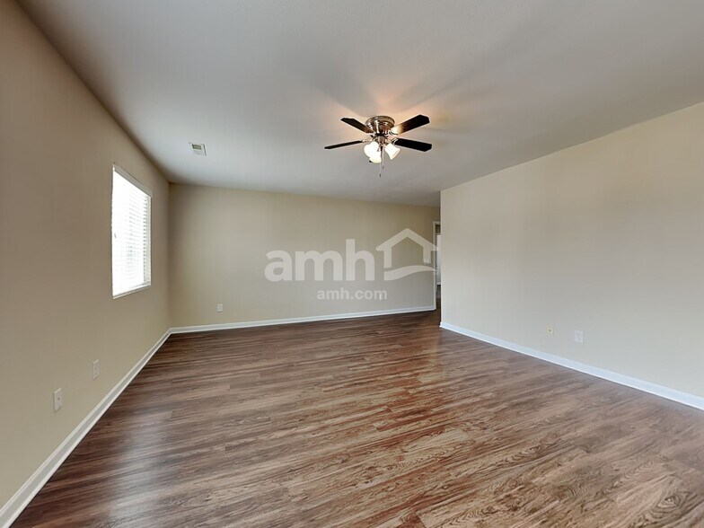 Building Photo - 502 Walnut Crossing Dr