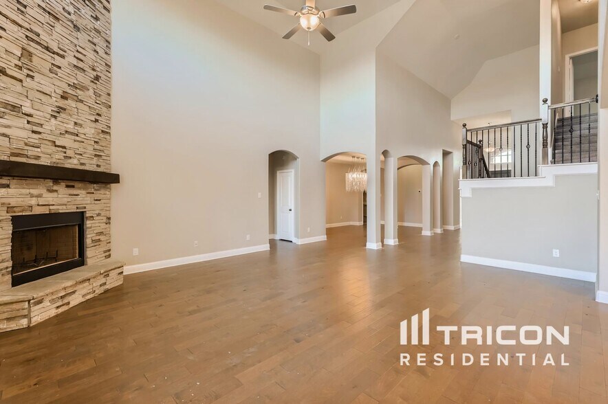Building Photo - 319 S Hill Dr