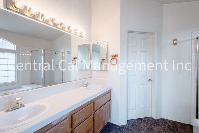 Building Photo - 4 Bedroom/3 Bath Home in the Southwest - $2495 per Month!