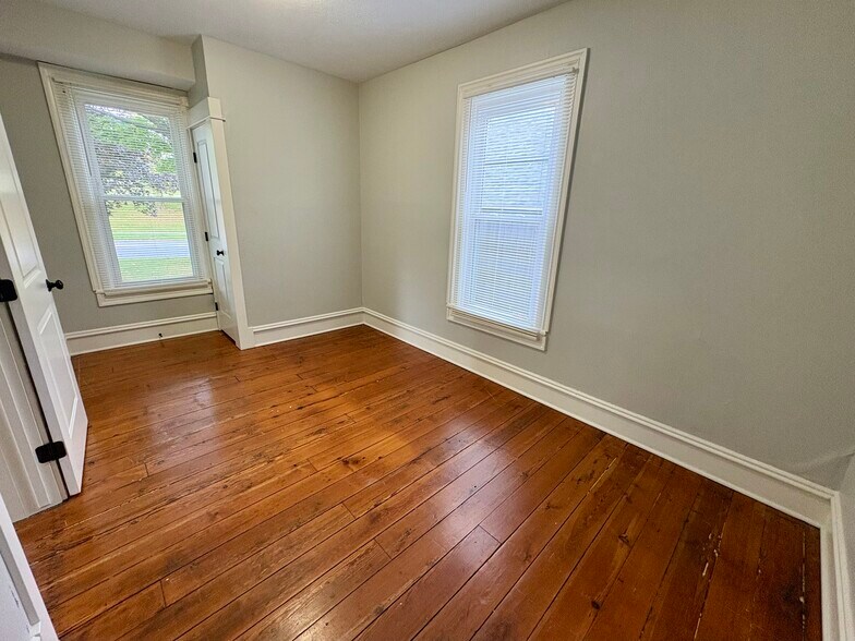 Building Photo - 704 Coit Ave NE