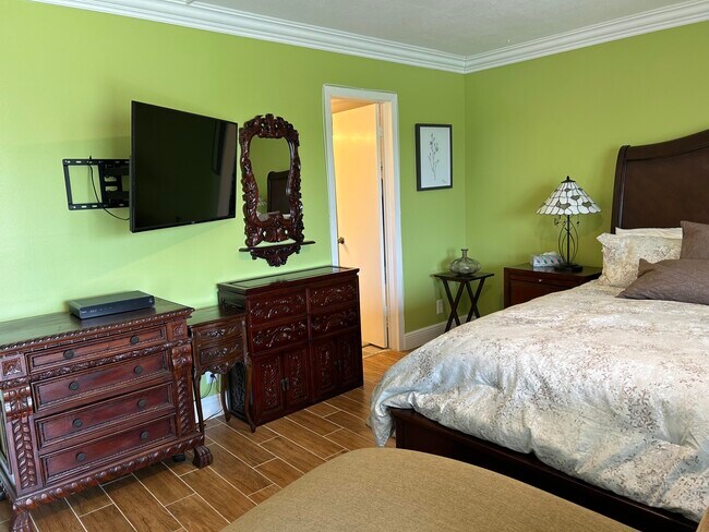 Building Photo - 3070 Cornwall E