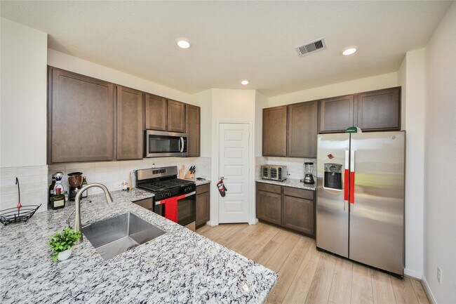 Building Photo - 4852 Sun Fls Dr