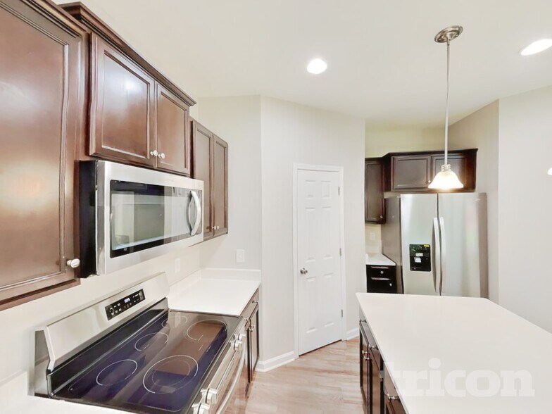 Building Photo - 5 Stanwick Ct