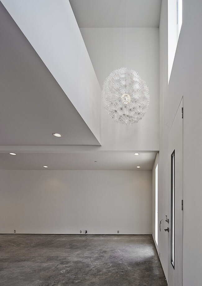 Building Photo - 825-827 Kodak Drive