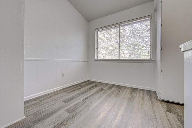 Building Photo - 2506 Manor Cir