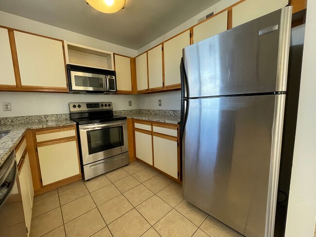 Building Photo - Cozy 2-Bedroom Top Floor Condo at Belmar P...