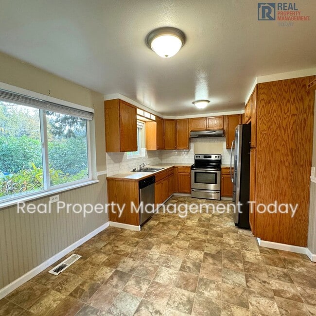 Building Photo - Spacious 5 Bedroom! Move In Ready!