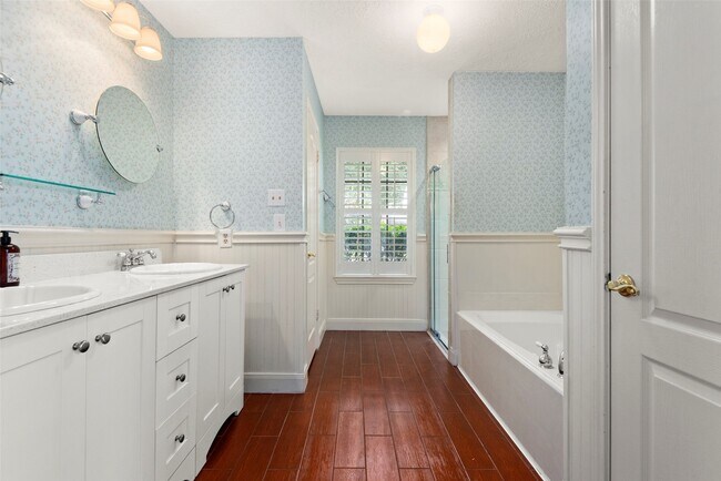 Building Photo - 2415 Parkwood Ln