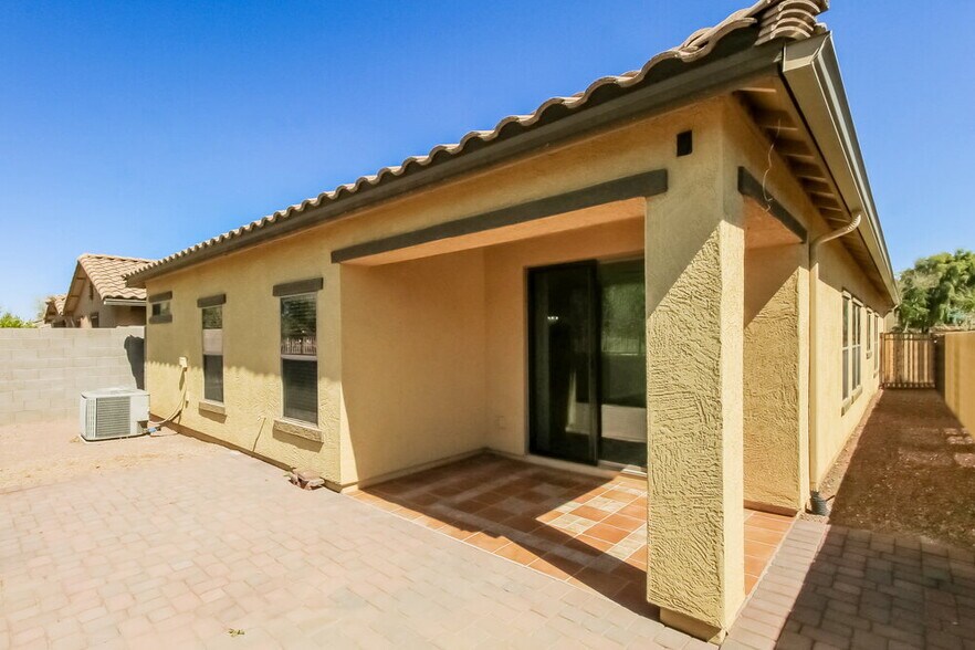 Building Photo - 1112 S Olympic Dr
